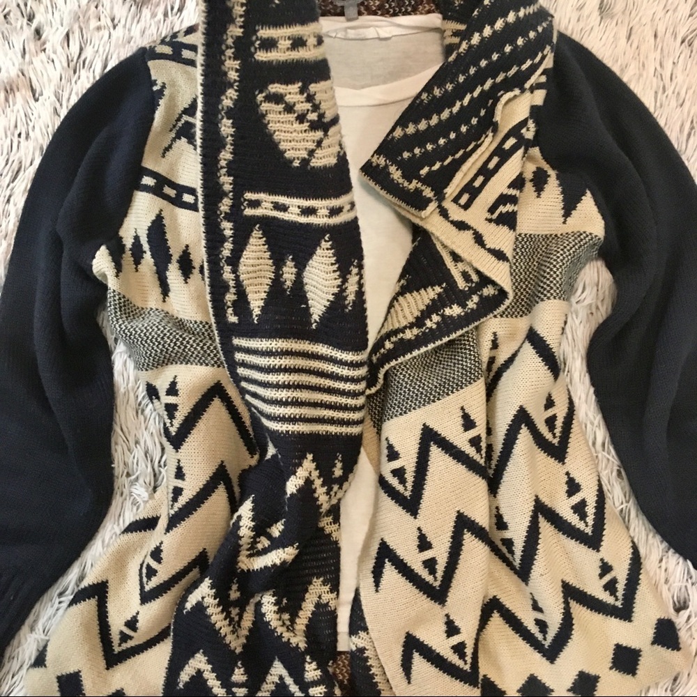 🦋 Printed Sweater 🐾 - Picture 2 of 5